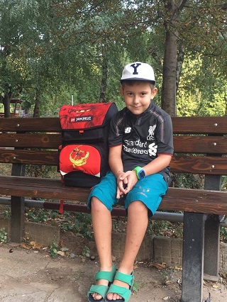 снимка на пърколасник с ученическа раница