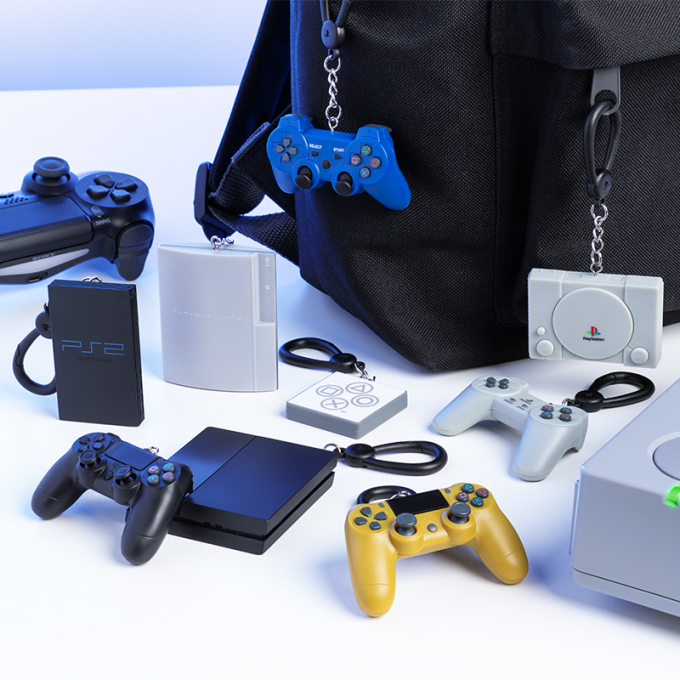 playstation висулки за раници. различни цветове комзоли и геймърски контролери. пластмасова катарама и метална верижка позволява да се окачват на раници и дрехи