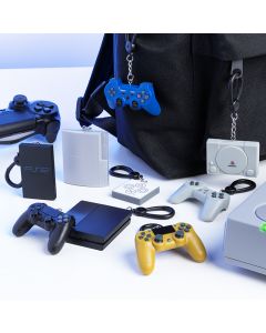 playstation висулки за раници. различни цветове комзоли и геймърски контролери. пластмасова катарама и метална верижка позволява да се окачват на раници и дрехи