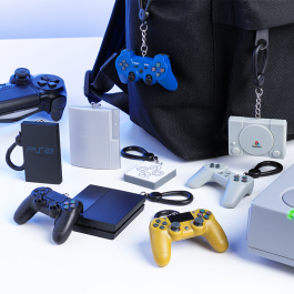 playstation висулки за раници. различни цветове комзоли и геймърски контролери. пластмасова катарама и метална верижка позволява да се окачват на раници и дрехи